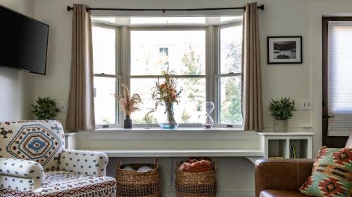 Stowe Village Historic District Maison | Cozy Bungalow Home in the Heart of Stowe Village