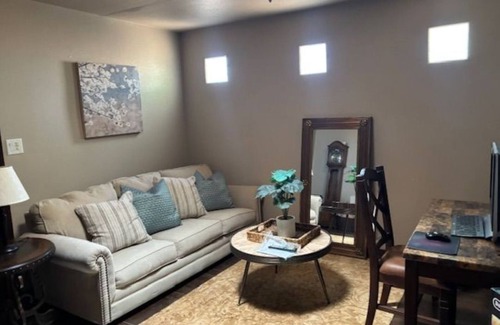 North Valley Maison | Cozy bungalow in charming Albuquerque near Balloon Fiesta Park with Mtn. Views