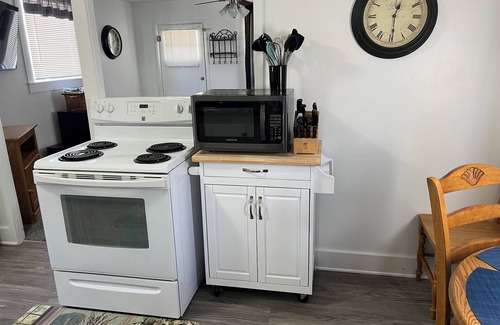 Sterling Maison | Cozy bungalow with 1 bedroom and WiFi, AC in Sterling,