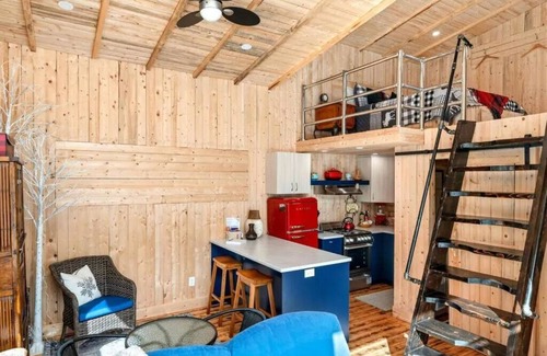 Gloucester County Cabine | Cozy Cabin Escape with River Views & Firepit