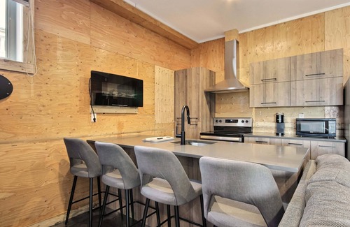 Saint Ferreol les Neiges Appartement | Cozy charming winter Studio for skiers Mt Ste-Anne @ 2 km and Le Massif @ 35km
