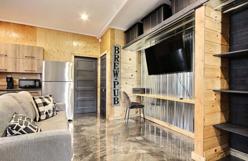 Saint Ferreol les Neiges Appartement | Cozy charming winter Studio for skiers Mt Ste-Anne @ 2 km and Le Massif @ 35km