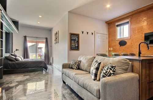 Saint Ferreol les Neiges Appartement | Cozy charming winter Studio for skiers Mt Ste-Anne @ 2 km and Le Massif @ 35km