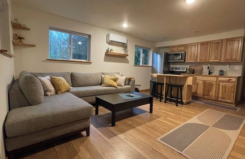 Marmot Cabine | Cozy cabin 1 mile to Sandy Ridge Bike Park, with RV hook up and EV charger.