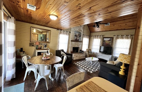 Wills Point Cabine | Cozy Cabin 15 min from Trade Days