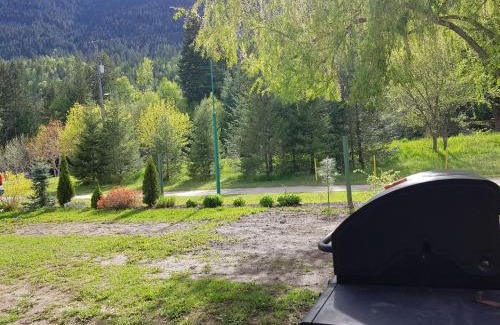 Tappen Chalet De Ski | Cozy Cabin, 2 min to the HWY1