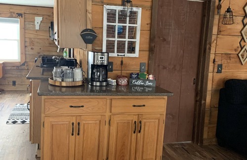 Woodford Cabine | Cozy Cabin & 700 SQ FT Fun-Filled Barn VAST Access Near Mt Snow & Prospect Mt