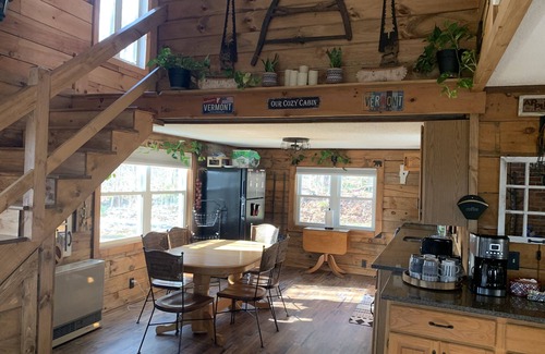 Woodford Cabine | Cozy Cabin & 700 SQ FT Fun-Filled Barn VAST Access Near Mt Snow & Prospect Mt