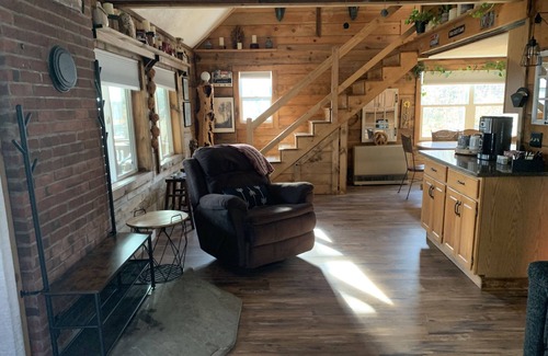 Woodford Cabine | Cozy Cabin & 700 SQ FT Fun-Filled Barn VAST Access Near Mt Snow & Prospect Mt