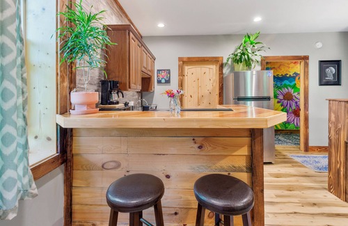 Woodfin Cabine | Cozy Cabin Apartment - 12 minutes from downtown Asheville