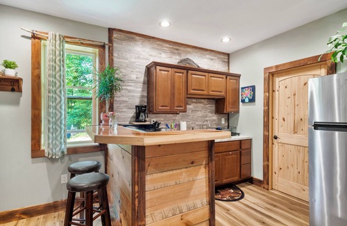 Woodfin Cabine | Cozy Cabin Apartment - 12 minutes from downtown Asheville
