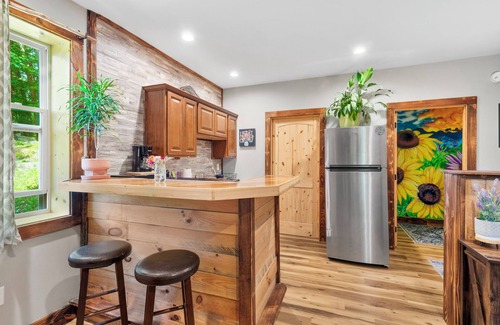 Woodfin Cabine | Cozy Cabin Apartment - 12 minutes from downtown Asheville