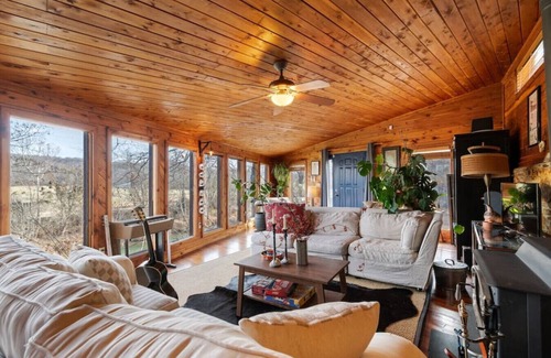 Lobelville Cabine | Cozy Cabin Getaway on Buffalo River with HUGE Patio