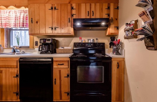 Lyndhurst Cabine | Cozy Cabin in the Wintergreen Retreat Collection of Fine Homes
