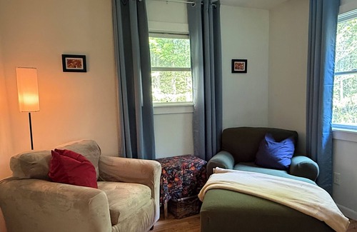 Williamsburg Cabine | Wooded retreat with all the amenities