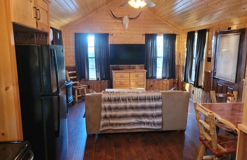 Bulverde Cabine | Cozy cabin in beautiful Bulverde Texas with AC, WiFi
