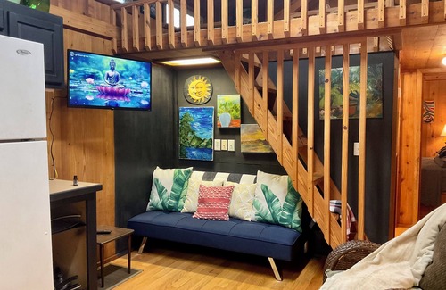 Fort McCoy Cabine | Cozy cabin in charming Salt Springs Resort with WiFi and a screened in porch