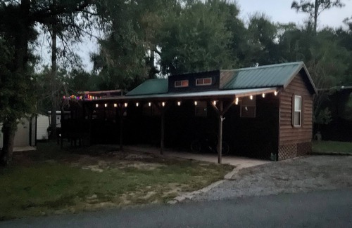 Fort McCoy Cabine | Cozy cabin in charming Salt Springs Resort with WiFi and a screened in porch