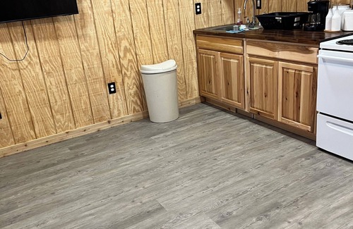McCord Cabine | Cozy cabin in charming Ponca City with WiFi, AC