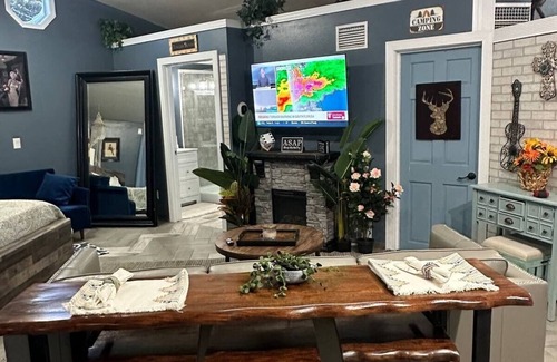 Chase Cabine | Cozy cabin in Historic Idlewild with WiFi, AC, & access to the snowmobile trail.
