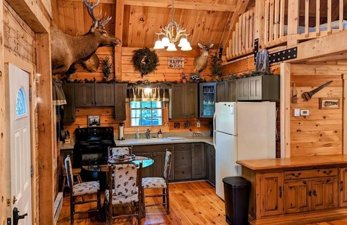 West Springfield Cabine | Cozy Cabin in the Woods with Beautiful Pond Views