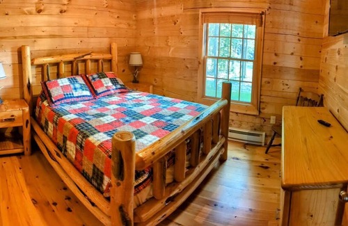 West Springfield Cabine | Cozy Cabin in the Woods with Beautiful Pond Views
