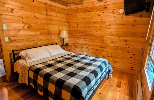 West Springfield Cabine | Cozy Cabin in the Woods with Beautiful Pond Views