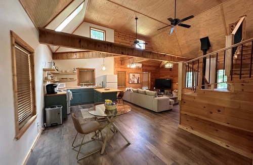 Center Ridge Cabine | Cozy cabin located on private drive on 40 acre Ranch!