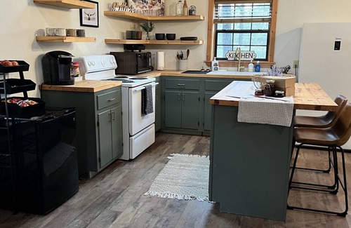 Center Ridge Cabine | Cozy cabin located on private drive on 40 acre Ranch!