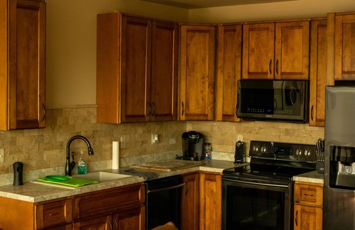 Sand Springs Appartement | Cozy cabin loft located within Pier 51 Marina