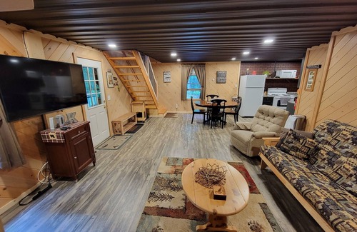 Inlet Cabine | COZY CABIN NEAR A CREEK IN THE FOREST