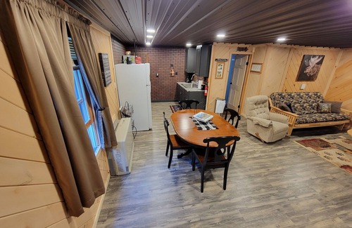 Inlet Cabine | COZY CABIN NEAR A CREEK IN THE FOREST