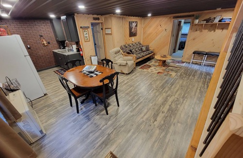 Inlet Cabine | COZY CABIN NEAR A CREEK IN THE FOREST