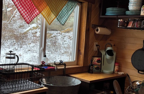 Chandlersville Cabine | Cozy cabin on 30 acres just minutes from The Wilds with AC, WiFi