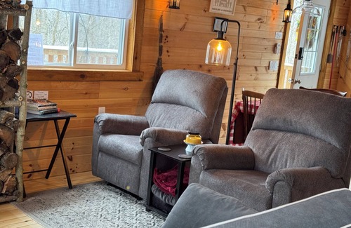Chandlersville Cabine | Cozy cabin on 30 acres just minutes from The Wilds with AC, WiFi