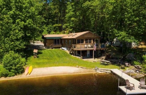 Barrington Cabine | Cozy Cabin on Private Lakeside Beach
