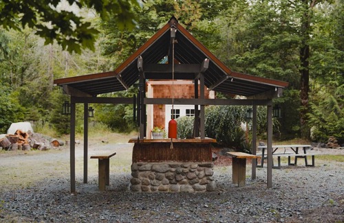 Lewis County Appartement | Cozy Cabin on Tilton River Near Mt Rainier