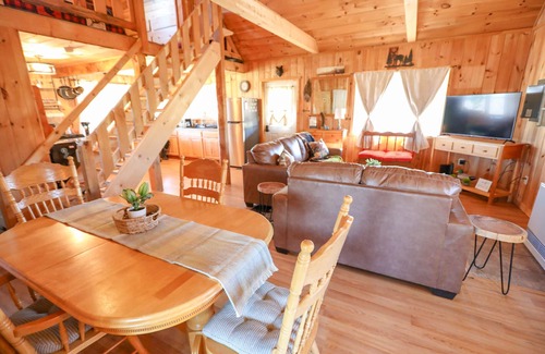 Durhamville Cabine | Cozy cabin retreat and a romantic getaway, nestled away on private property.