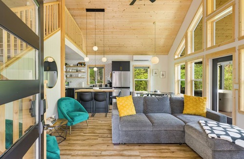 Paradise Estates Cabine | Cozy cabin retreat w/hot tub less than 5 mi to Mt Rainier NP