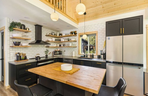 Paradise Estates Cabine | Cozy cabin retreat w/hot tub less than 5 mi to Mt Rainier NP