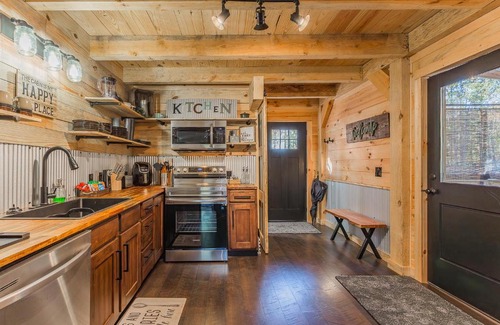Trenton Maison | Cozy Cabin Retreat w/Hot Tub & Nature Views