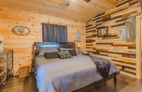 Trenton Maison | Cozy Cabin Retreat w/Hot Tub & Nature Views