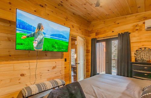 Trenton Maison | Cozy Cabin Retreat w/Hot Tub & Nature Views