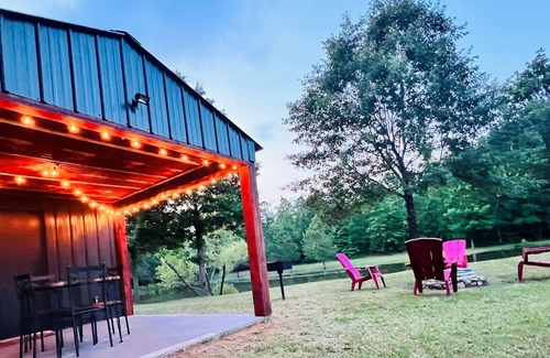 Murfreesboro Cabine | Cozy cabin w/ private pond & firepit. 3 miles to lake & 12 to Crater of Diamonds