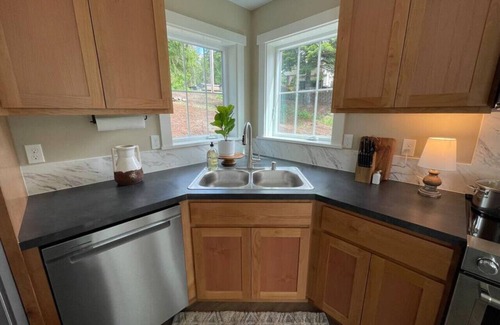 Silver Creek Chalet De Ski | Cozy Cabin Walk to lake Hot tub Bikes Kayaks Grill
