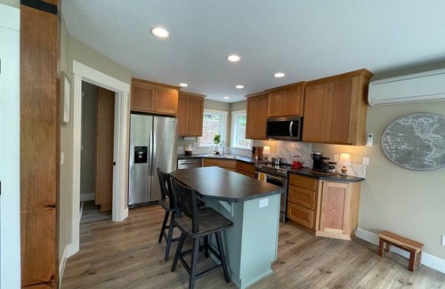 Silver Creek Chalet De Ski | Cozy Cabin Walk to lake Hot tub Bikes Kayaks Grill