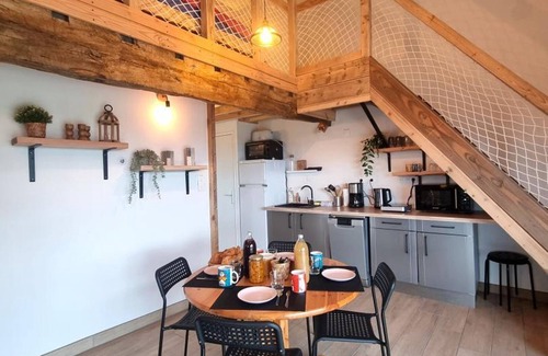 Pouilly-les-Feurs Cottage | Gîte cosy avec terrasse privée dans la campagne des Monts du Lyonnais, animaux acceptés