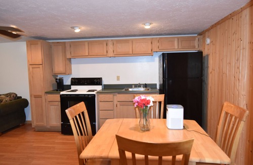 Woodbine Cabine | Cozy cabin with Full Kitchen on a pond in charming Corbin
