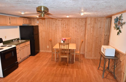Woodbine Cabine | Cozy cabin with Full Kitchen on a pond in charming Corbin