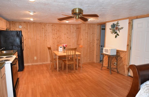 Woodbine Cabine | Cozy cabin with Full Kitchen on a pond in charming Corbin